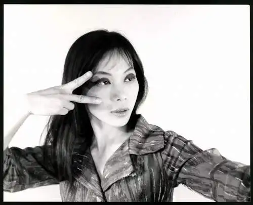 Fotografie Schauspielerin und Tänzerin Jacqui Chan gibt ein Liebeslied in chinesischer Zeichensprache wieder, 25 x 20cm