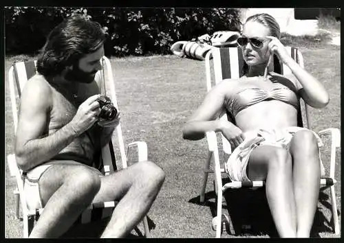 Fotografie Fussballer George Best Fotografiert Freundin Schauspielerin Mary Stavin im Bikini, Grossformat 25 x 17cm