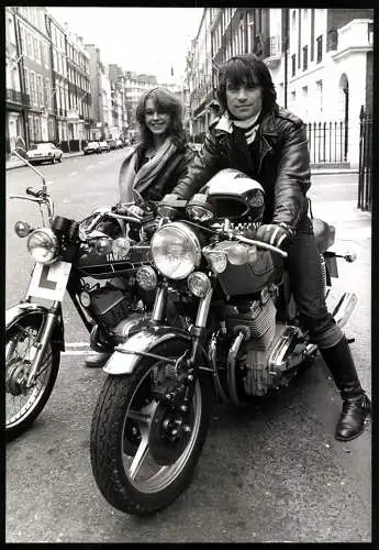 Fotografie Schauspieler Oliver Tobias mit Freundin auf Laverda & Yamaha Motorrad, Grossformat 17 x 25cm