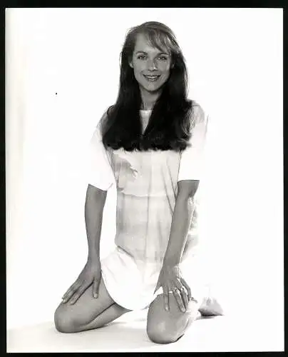 Fotografie britische Schauspielerin Mary Tamm im hellen Sommerkleid, Grossformat 20 x 25cm
