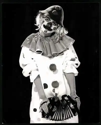 Fotografie junge Frau Sue Ashton als Clown mit Quetschkommode / Concertina, Grossformat 21 x 25cm