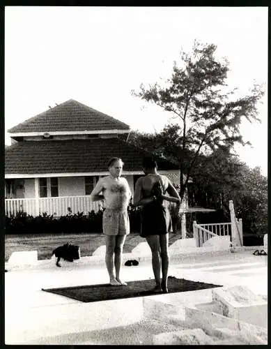 Fotografie P. R. Shinde, Yehudi Menuhin mit Yoga Lehrer Iyengar bei Yoga Übungen, Grossformat 20 x 25cm