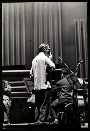 Fotografie Dirigent und Violinist Yehudi Menuhin mit seinem Orchester, Grossformat 17 x 25cm