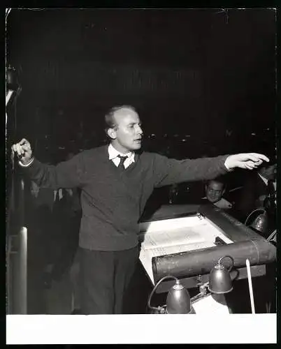 Fotografie Serge Lido, Paris, deutscher Komponist Hans Werner Henze am Dirigentenpult