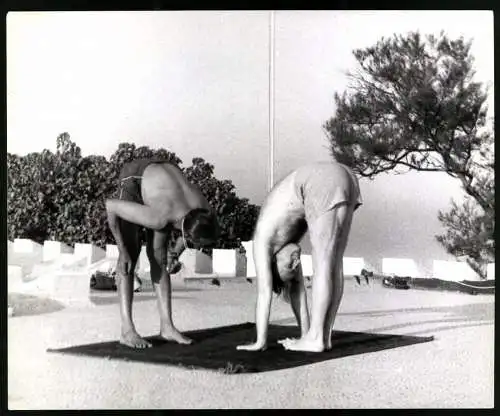 Fotografie P. R. Shinde, Dirigent Yehudi Menuhin bei seiner täglichen Yoga Stunde mit seinem Yogalehrer, 25 x 21cm