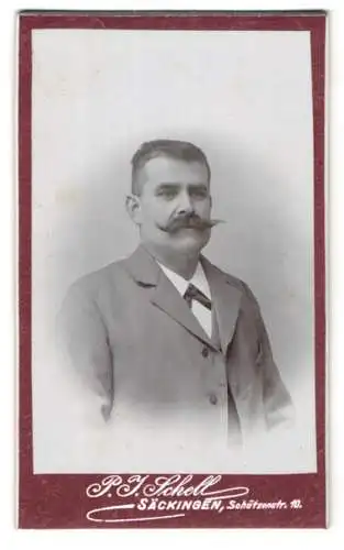 Fotografie P. J. Schell, Säckingen, Schützenstr. 10, Portrait eines Mannes mit eindrucksvollem Schnurrbart