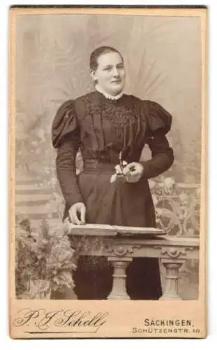 Fotografie P.J. Schell, Säckingen, Schützenstr. 10, Dame mit Blumenstrauss