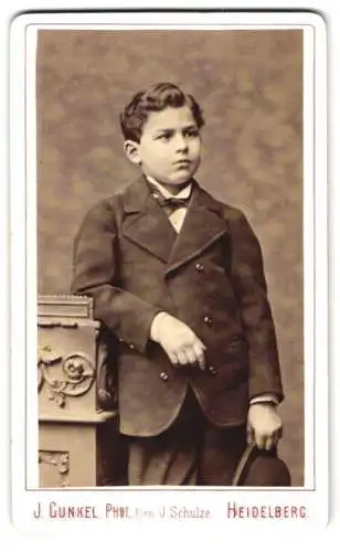 Fotografie J. Gunkel, Heidelberg, Anlage 25, Portrait eines Jungen mit Anzug