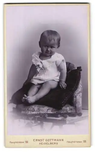 Fotografie Ernst Gottmann, Heidelberg, Hauptstrasse 100, Kind auf elegantem Stuhl