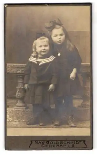Fotografie Max Goldschmidt, Oederan i. S., Zwei Kinder in eleganter Kleidung