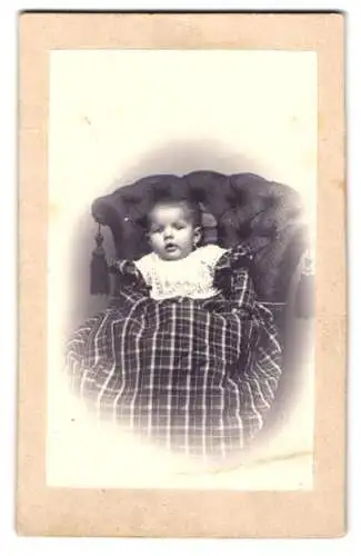 Fotografie Franz Richard, Heidelberg, Porträt eines Kindes in kariertem Kleid