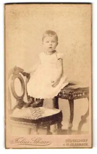Fotografie Julius Schaar, Düsseldorf, Schadowstrasse 72, Kleinkind auf elegantem Stuhl