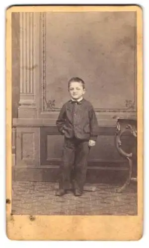 Fotografie Jul. Ebner, Augsburg, Porträt eines Jungen in gestreiftem Anzug