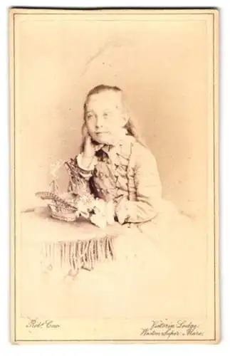 Fotografie Rob. Cox, Weston-super-Mare, Porträt eines Kindes mit Blumenkorb