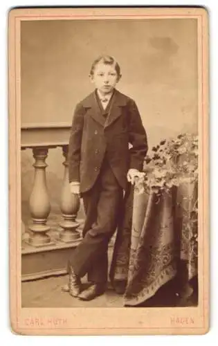 Fotografie Carl Huth, Hagen, Elberfelder Strasse 49, Porträt eines Jungen im Anzug