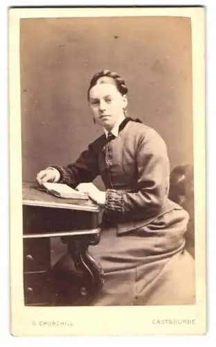 Fotografie G. Churchill, Eastbourne, Cornfield Road 4, Porträt einer Dame am Tisch