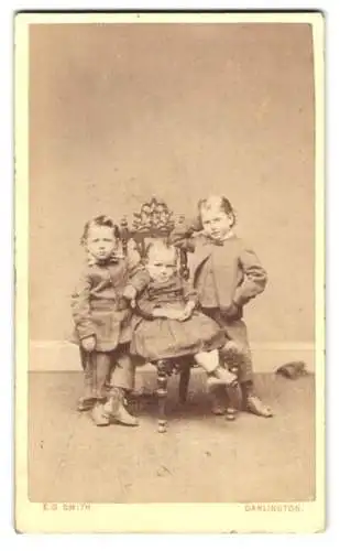 Fotografie E.G. Smith, Darlington, Northgate 24, Drei Kinder in feiner Kleidung