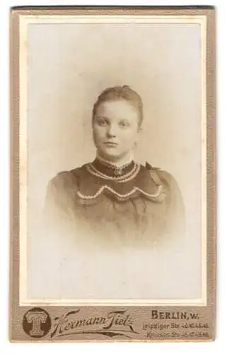 Fotografie Hermann Tietz, Berlin, Leipziger Str. 46, Porträt einer Frau