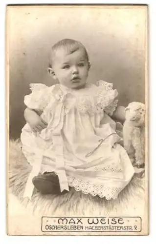 Fotografie Max Weise, Oschersleben, Halberstädterstr. 2, Kind mit Stofftier