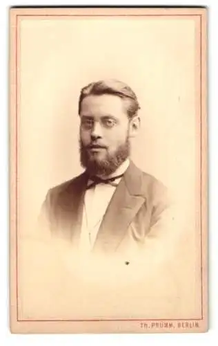 Fotografie Th. Prümm, Berlin, Unter den Linden 51, Porträt eines eleganten Herren