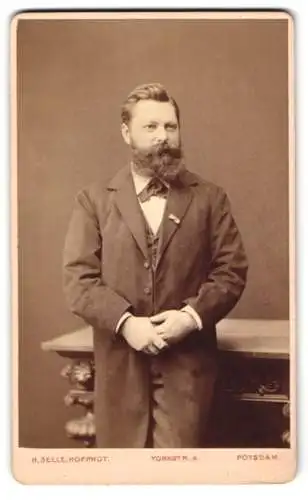 Fotografie H. Selle, Potsdam, Yorkstrasse 4, Porträt eines bärtigen Mannes