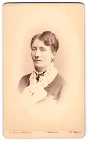 Fotografie H. Selle, Potsdam, Yorkstr. 4, Porträt einer elegant gekleideten Dame