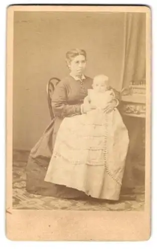 Fotografie H. Hirsch, Berlin, Christinen-Str. 36, Frau mit Kleinkind auf dem Schoss