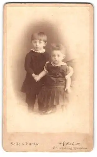 Fotografie Selle & Kuntze, Potsdam, Schwertfegerstr. 14, Zwei kleine Kinder in feiner Kleidung