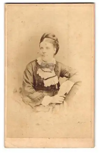 Fotografie The New School of Photography, London, Euston Road 29, Porträt einer Dame