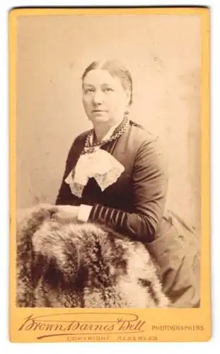 Fotografie Brown Barnes & Bell, Liverpool, Bold Street 31, Portrait einer Dame mit Pelz