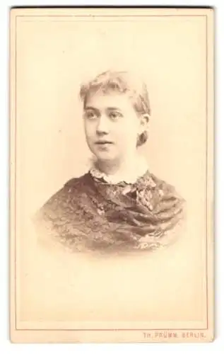 Fotografie Th. Prümm, Berlin, Unter den Linden 51, Porträt einer jungen Frau