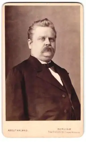 Fotografie Adolf Halwas, Berlin, Friedrich-Str. 185, Porträt eines Herrn in Anzug