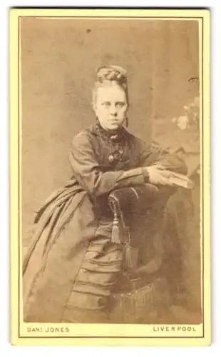 Fotografie Daniel Jones, Liverpool, Bold St 66, Frau mit Buch