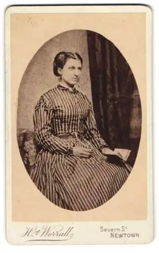Fotografie H. Worrall, Newtown, Severn St, Frau mit Buch in gestreiftem Kleid