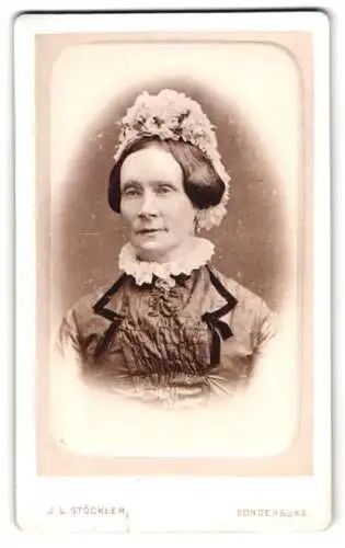 Fotografie J. L. Stöckler, Sonderburg, Gr. Rathausstr. 6, Porträt einer Dame mit Haube