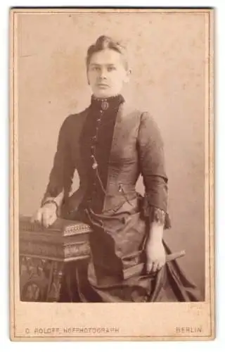 Fotografie O. Roloff, Berlin, Unter den Linden 24, Porträt einer Dame im taillierten Kleid