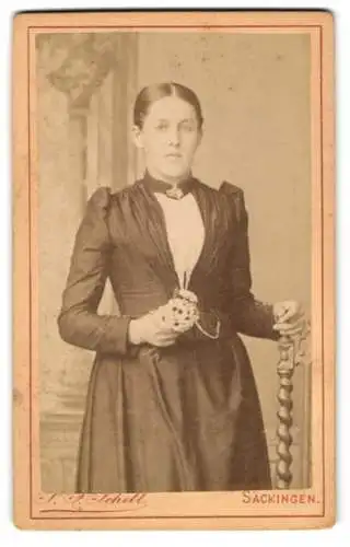 Fotografie P.J. Schell, Säckingen, Rheinbrückstrasse 19, Porträt einer Dame mit Blumenstrauss