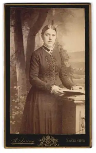 Fotografie R. Spreng, Säckingen, Porträt einer Dame in eleganter Kleidung