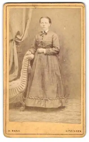 Fotografie H. Rank, Kitzingen, Bahnhofstrasse, Frau in hochgeschlossenem Kleid