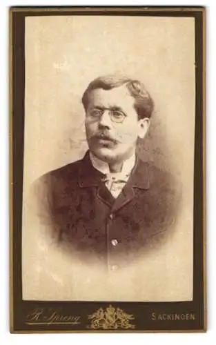 Fotografie R. Spreng, Säckingen, Porträt eines Mannes mit Brille