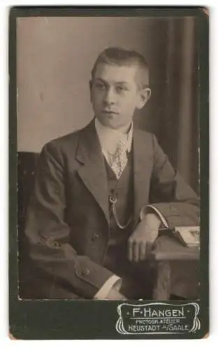 Fotografie F. Hangen, Neustadt an der Saale, Porträt eines jungen Mannes
