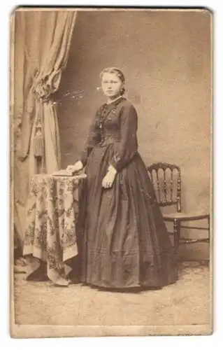 Fotografie Friedr. Singer, Bayreuth, Rennweg 300, Frau im taillierten Kleid
