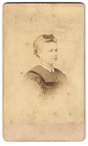 Fotografie Otto Patzig, Würzburg, Mainquai, Porträt einer Frau mit Hochsteckfrisur