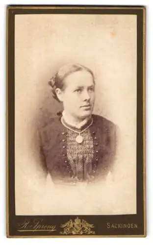 Fotografie R. Spreng, Säckingen, Frauenporträt mit Halskette