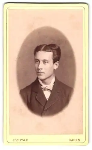 Fotografie P. Zipser, Baden, beim Kurhaus, Porträt eines jungen Mannes
