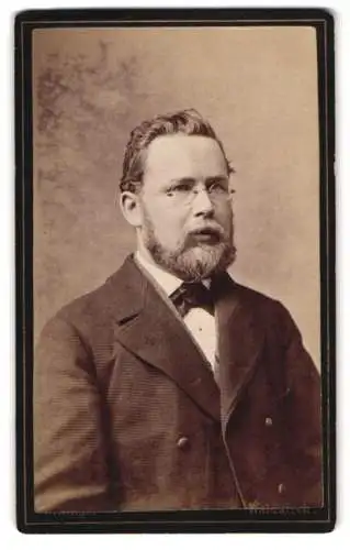 Fotografie W. Singer, Waldkirch, Friedhofstrasse 236, Porträt eines Herren mit Brille