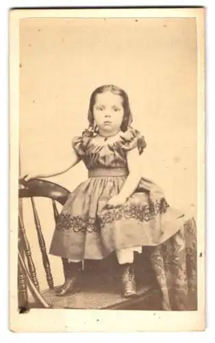 Fotografie Henry F. Hatch, Ort unbekannt, Porträt eines jungen Mädchens auf einem Stuhl
