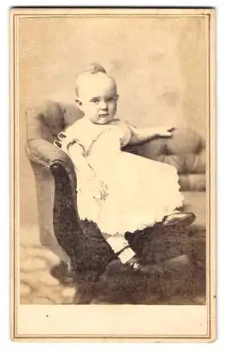 Fotografie Wm. Shew, San Francisco, Montgomery St., Kleinkind im Sessel