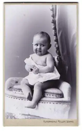 Fotografie Füller, Worms, Hardtgasse 1, Porträt eines Kleinkindes auf einem Sessel