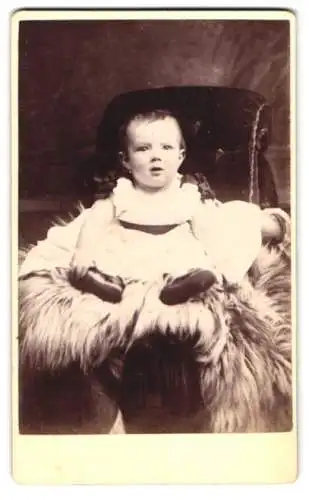 Fotografie W. J. Aorsworthy, Ort unbekannt, Kleinkind auf flauschigen Fell